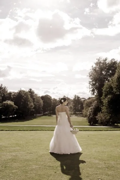 Bride on the Bellevue Golf Club fairway